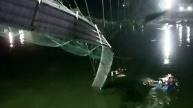 ভারতে ঝুলন্ত সেতু ভেঙে নিহত বেড়ে ১৪১