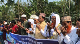 ভয়াবহ ভাঙ্গন থেকে বাঁচতে মোনাজাতে এলাকাবাসীর কান্না
