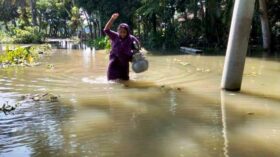 সড়কে এখন খাল চলে জোয়ার-ভাটার পানি, জনদুর্ভোগ চরমে
