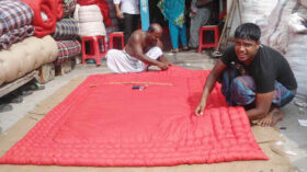 ঝালকাঠিতে লেপ-তোষক তৈরিতে ব্যস্ত কারিগররা