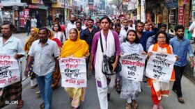 বরিশালে শ্রমিক-কর্মচারীদের উপর সন্ত্রাসী হামলার প্রতিবাদে বিক্ষোভ