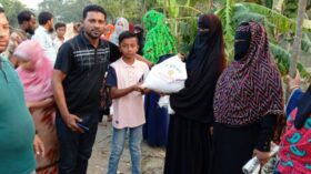 বোরহানউদ্দিনে  সিত্রাংয়ে ক্ষতিগ্রস্ত পরিবারের মাঝে ত্রান বিতরণ