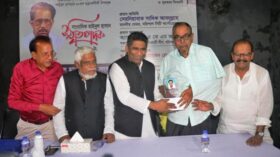 সাংবাদিকতার পথিকৃৎ মাইনুল হাসানের মৃত্যুবার্ষিকী উপলক্ষে পদক প্রদান