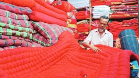 বরিশালে লেপ-তোষক তৈরিতে ব্যস্ত কারিগররা