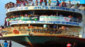 যাত্রীদের পকেট কাটছে লঞ্চমালিক: এক প্যাকেট বেনসন সিগারেট ৪০০ টাকা!