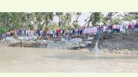 গলাচিপায় নদীভাঙন রোধের জন্য মানববন্ধন