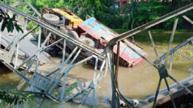 সেতু ভেঙে বালুবোঝাই ট্রাক পড়ল খালে