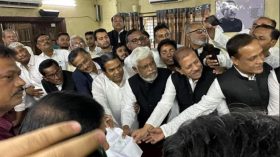 বিসিসি নির্বাচন: সাদিক আব্দুল্লাহ’র পক্ষে আ’লীগের মনোনয়ন সংগ্রহ