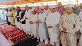 বরিশালে ঈদজামাত অনুষ্ঠিত : মুসল্লিদের ঢল