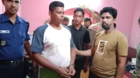 ঝালকাঠিতে নৌবাহিনীর কর্মকর্তা পরিচয়ে প্রতারণা: খেলনা পিস্তলসহ যুবক আটক