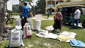 সরকারি বরাদ্দের চাল নিয়ে ইউপি চত্বরেই বিক্রি!