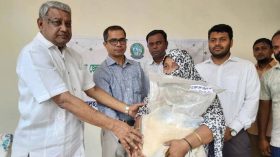 বরগুনায় দুস্থদের মধ্যে জেলা পরিষদের খাদ্য সহায়তা
