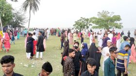 বিনোদন কেন্দ্রগুলোতে পর্যটকদের ঢল