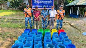 পাথরঘাটায় ২৪ লাখ টাকার চিংড়ির পোনাসহ আটক ৯