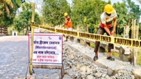 বরিশালে ১১ ভালো সেতুর রেলিংয়ে হাতুড়ি!