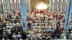 যথাযোগ্য ধর্মীয় মর্যাদায় পালিত হচ্ছে শবে কদর, মসজিদে ভিড়