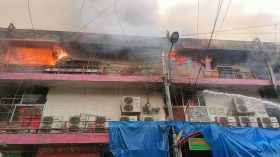 রাজধানীর নিউমার্কেটে আগুন, নিয়ন্ত্রণে ২৬ ইউনিট