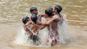 ৮ জেলায় বইছে তীব্র তাপপ্রবাহ, অস্থির জনজীবন