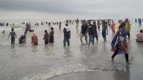 পর্যটকে মুখরিত কুয়াকাটা সৈকত