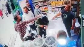 ইরানে চুল খোলা রাখায় দুই নারীর মাথায় দই নিক্ষেপ, গ্রেপ্তার ৩