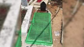 মৃতদেহের সঙ্গে যৌনাচার বন্ধে মেয়েদের কবরে তালা দিচ্ছেন বাবা-মা