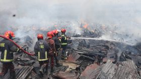 বঙ্গবাজারে আগুন: ঈদের আগেই ব্যবসায়ীদের স্বপ্ন পুড়ে ছাই