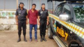বরগুনায় গোয়েন্দা পুলিশের ওপর হামলাকারী মাদকবিক্রেতাকে গ্রেপ্তার করল র‌্যাব