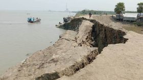 বরগুনায় বন্যা নিয়ন্ত্রণ বাঁধে ভাঙন: দিশেহারা ১০ হাজার মানুষ