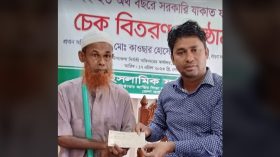 বরগুনায় যাকাতের চেক বিতরণ