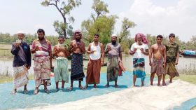 কলাপাড়ায় বঞ্চিত কার্ডধারী জেলেরা, পছন্দের ব্যক্তিদের চাল দেওয়ার অভিযোগ