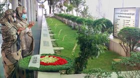 বনানী কবরস্থানে স্বজনদের সমাধিতে প্রধানমন্ত্রীর শ্রদ্ধা