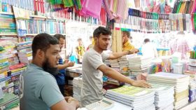 শিক্ষার্থী নয়, ‘নোট-গাইডে’ ঝুঁকছেন শিক্ষকরাই