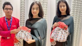 বঙ্গবাজারের পোড়া কাপড় কিনলেন বুবলী