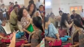 মার্কেটে এক শাড়ি নিয়ে দুই নারীর মারামারি