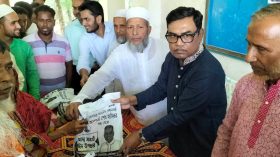 বামনায় কেন্দ্রীয় যুবলীগ নেতার ইফতার সামগ্রী বিতরণ