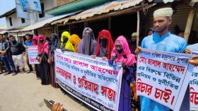 পাথরঘাটায় মাদ্রসা শিক্ষকের বিরুদ্ধে রাস্তায় দাখিল পরীক্ষার্থীরা