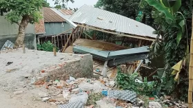 বরগুনায় জমি নিয়ে বিরোধে প্রাণনাশের হুমকি: ঘরছাড়া পরিবারের সদস্যরা