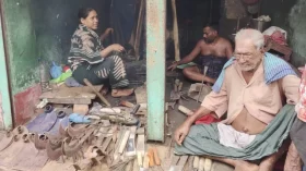 বরগুনায় স্বামীর ঐতিহ্য ধরে রাখতে সংগ্রামী দুই নারী কামারের যুদ্ধ