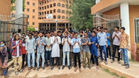বরিশাল বিশ্ববিদ্যালয়ে প্রভোস্টের পদত্যাগ দাবিতে বিক্ষোভ