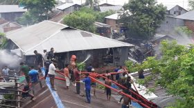 বরিশাল নগরীতে বঙ্গবন্ধু কলোনিতে আগুন