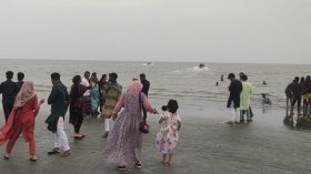 কুয়াকাটা সৈকতে উৎসবের আমেজ