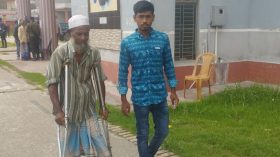 বিসিসি নির্বাচন: উৎসাহ নিয়ে ভোট দিচ্ছে শারীরিক প্রতিবন্ধীরাও