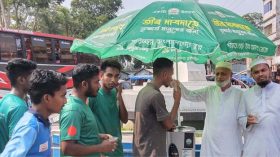 ঝালকাঠিতে তীব্র গরমে বিশুদ্ধ ঠান্ডা পানি নিয়ে পথচারীদের পাশে স্বেচ্ছাসেবকরা