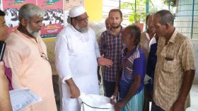 কাউখালীতে সমুদ্রগামী জেলেদের মাঝে চাল বিতরণ