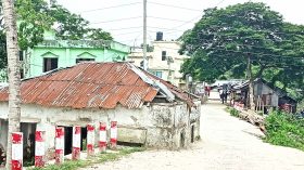 সড়কের মধ্যেই পরিত্যাক্ত ভবন যান চলাচলে বিঘ্ন ঘটছে