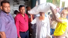 ঈদ উপলক্ষে সমুদ্রগামী লালমোহনের জেলেরা পেলেন বরাদ্দের চাল