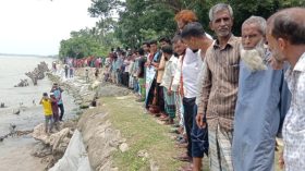 বিষখালী নদীর ভাঙন রোধে এলাকাবাসীর মানববন্ধন