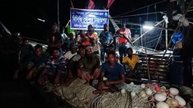 কলাপাড়ায় নিষেধাজ্ঞা অমান্য করে মাছ শিকার, ৫৩ জেলে আটক