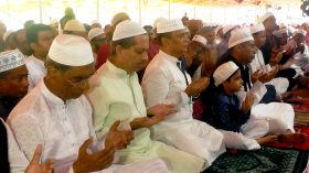 মুসলিম উম্মার শান্তি কামনা করে বরিশালে ঈদের জামাত