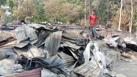 বরগুনায় আগুনে পুড়ে নিঃস্ব ব্যবসায়ীর পরিবার